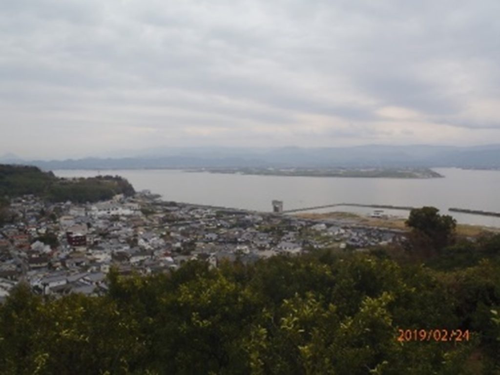 御船千鶴子の墓がある六地蔵公園近くから望む松合の集落と不知火海